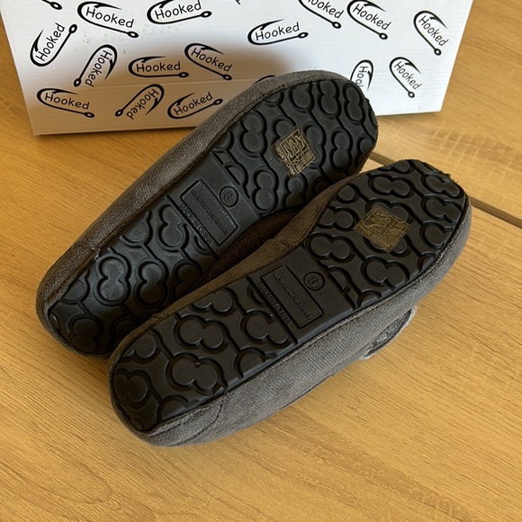 🎈3/$25🎈NIB Hooked Chill Slippers in Grey - Picture 4 of 6